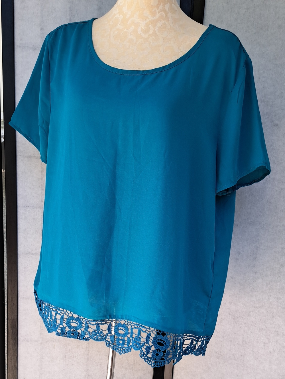Rue21 Teal Short Sleeve Blouse with Crochet Hem